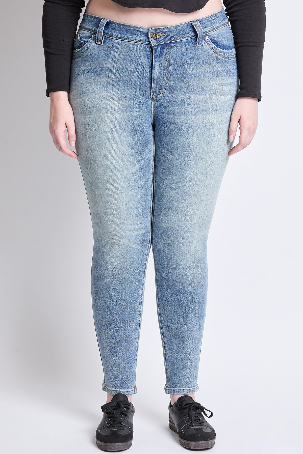 Plus WannaBettaButt Mid Rise Embroider Skinny Jean