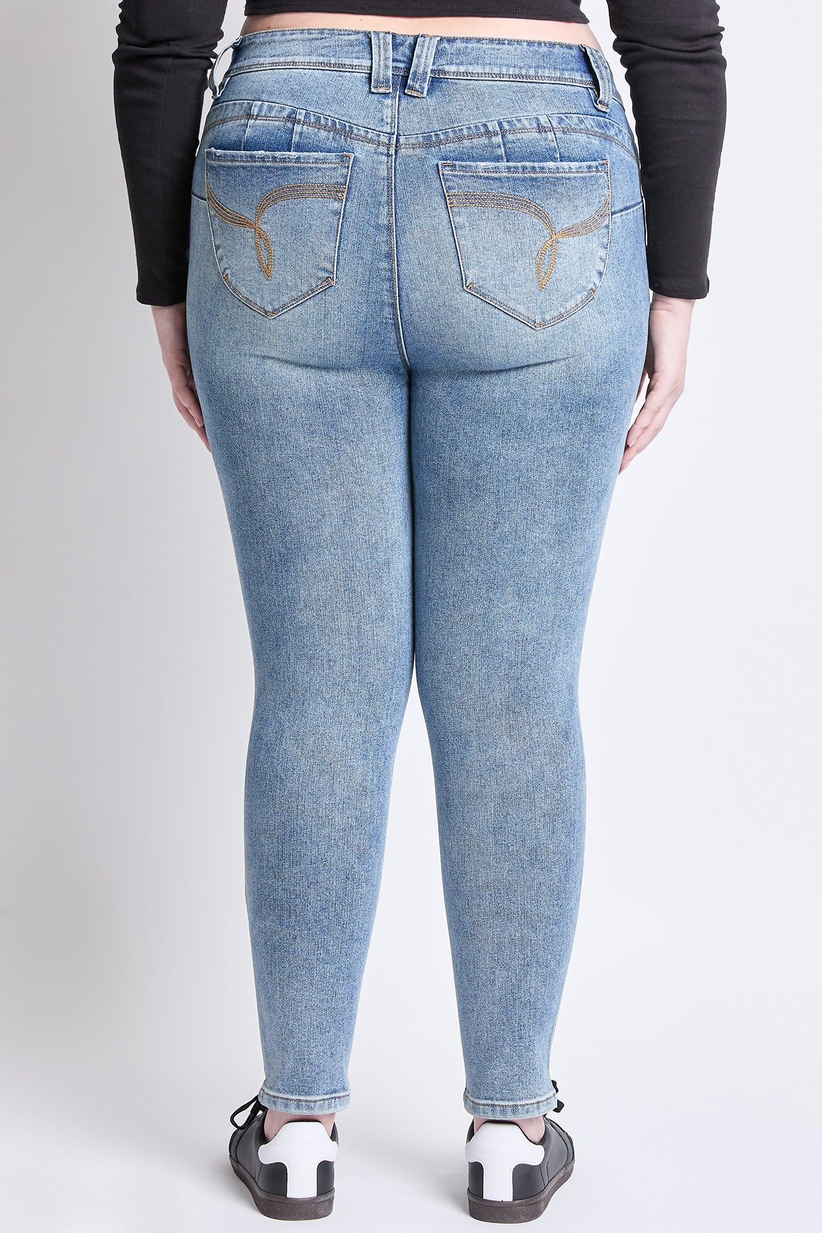 Plus WannaBettaButt Mid Rise Embroider Skinny Jean