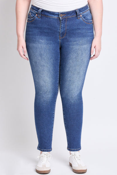 Plus WannaBettaButt Mid Rise Embroider Skinny Jean